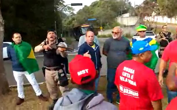 Vídeo: Policial aponta arma para militantes pró-Lula em Juiz de Fora