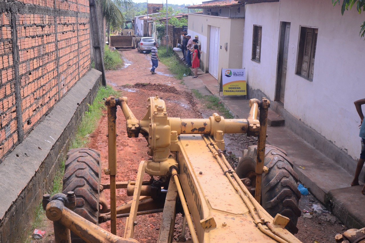 Ruas do bairro Alto Itapiracó recebem serviços de pavimentação em São José de Ribamar