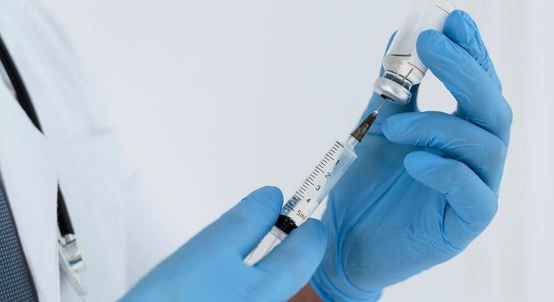 Reino Unido aprova vacina da Moderna que protege contra ômicron e subvariantes da Covid