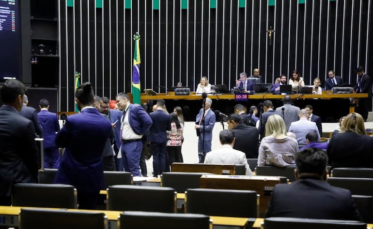 PEC da jornada 6×1 ganha adesão de parlamentares de centro e de direita